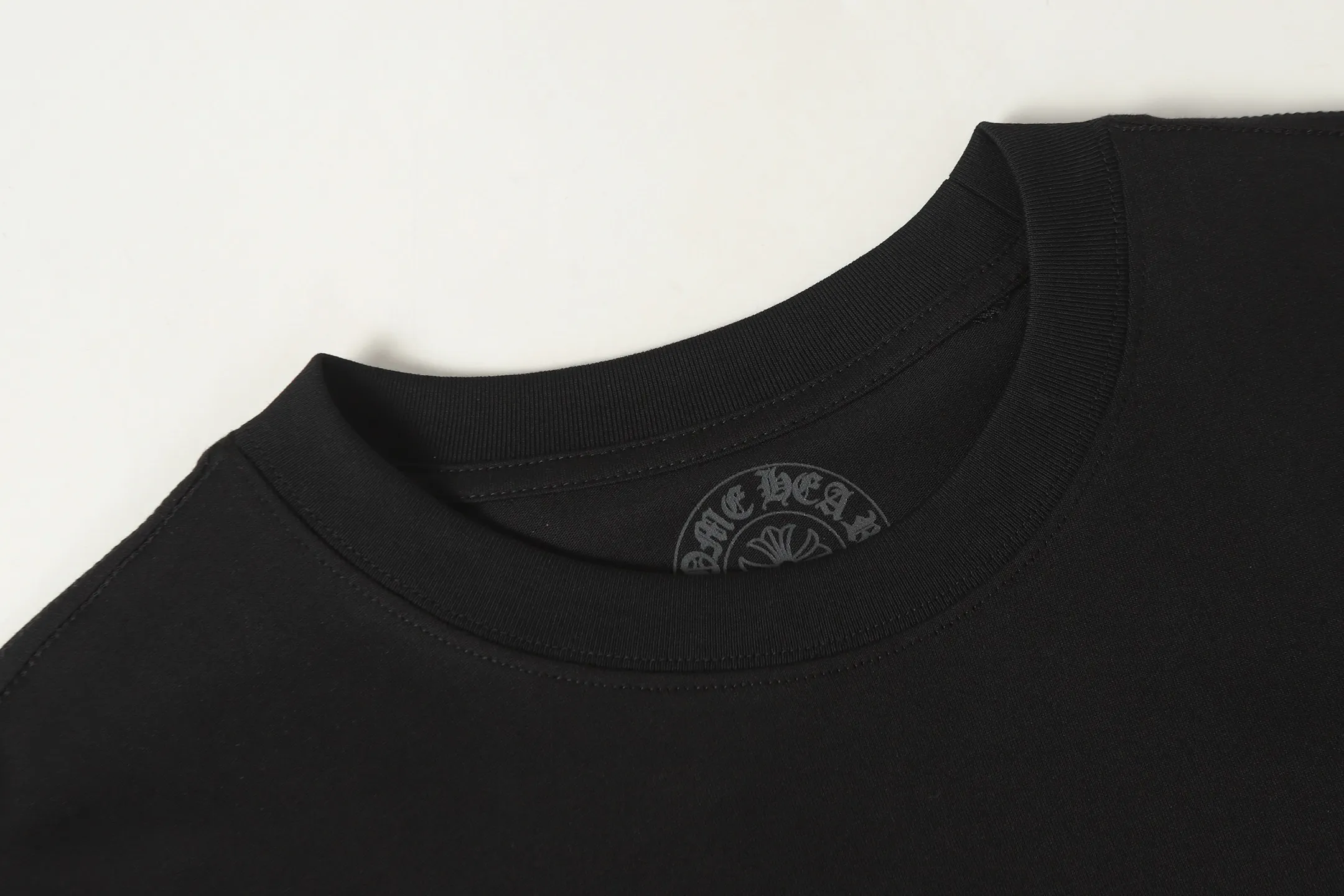 P160 Cross-border running quantity model, please do not place an order if you pursue quality - Chrome Hearts/Chrome Hearts green military flower Sanskrit horseshoe print popular short-sleeved T-shirt - High weight, high density and high quality, soft, delicate and skin-friendly wool, soft and silky to the touch, excellent warmth and skin-friendly properties - Custom-woven and custom-dyed, no color difference, no matter the fabric or workmanship details, beat the ordinary version on the market -Colour: black white -Size: S M L XL
